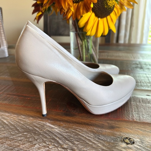 🍾💟🥂AUTHENTIC GUCCI Leather Platform tan/cream Pumps - Great Condition!🍾🥂 - Picture 3 of 16